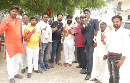 There was an influx of people congratulating Film Actor Pappu Yadav’s Wife Rekha Yadav on winning independently The Block Pramuk Elections