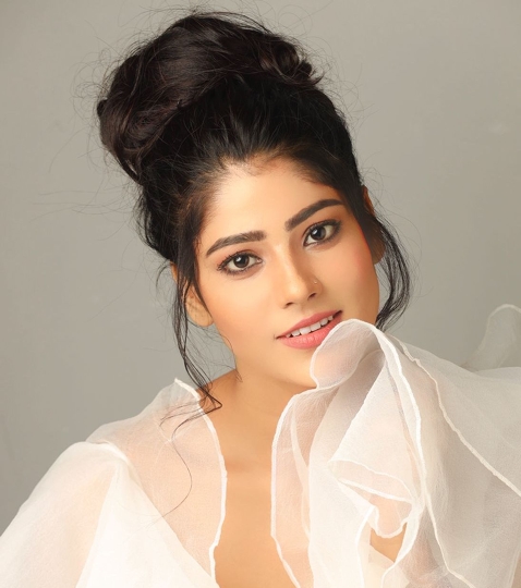 Ayra Bansal  Stunning Beauty To Rock In Bollywood