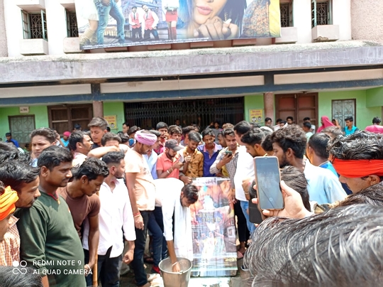 The poster of Bhojpuri’s Rajinikanth Hit Machine Khesari Lal Yadav’s Chori Chori Chupke Chupke was showered by the fans with milk