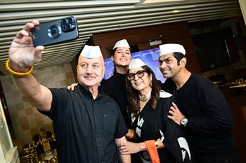 शिव शास्त्री बलबोआ की टीम ने रखी शानदार दावत ! अनुपम खेर, नीना गुप्ता और फिल्म की पूरी स्टार कास्ट ने मुंबई के डब्बावालो को परोसा एक प्यार भरा भोजन !