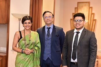 अभिनेत्री मंदिरा बेदी ने बीएसई, मुंबई में क्यूब हाईवेज InvIT के लिस्टिंग समारोह को होस्ट किया