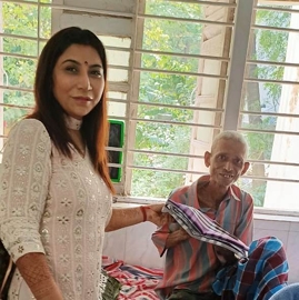 Mrs Universe Asia Queen 2019 Dr Naavnidhi K Wadhwa celebrates Diwali at Home for the Aged