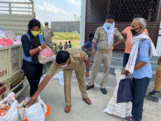 Bhojpuri Actress Anjana Singh Distributed Ration To Hundreds Of Needy Persons