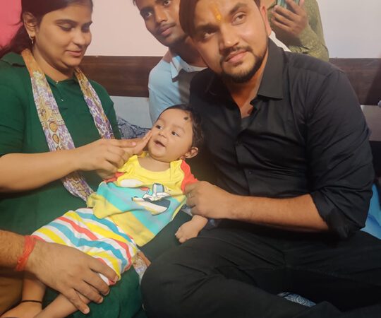 Bhojpuri Superstar Gunjan Singh Met Innocent Ayansh  A Victim Of Rare Disease  Provided Financial Help