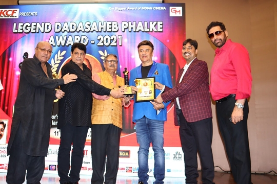 Dr  KRISHNA CHOUHAN HONORED ACTRESS TANISHA MUKHERJEE WITH THE AWARD NAMED  LEGEND DADASAHEB PHALKE AWARD 2021