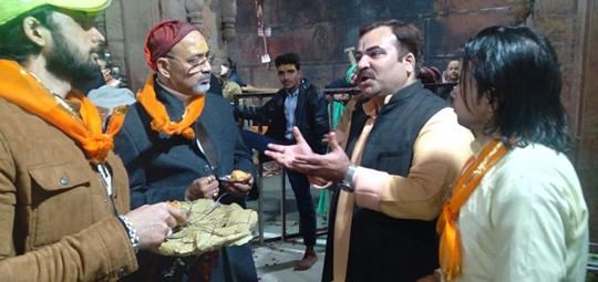 Ashish Goswami  felicitates Bollywood Producer – Director Alok Shrivastava at banke bihari temple Vrindavan Mathura