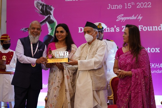 Rekha Chaudhari, Smita Thackeray honor wellness industry and Vidyut Jammwal, Farouk Kabir, Sonnalli Seygall, Darshan Kumar, Akanksha Singh with Global Wellness Award in presence of Hon Governor Bhagat Singh Koshyari