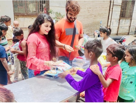 “बाबा बर्बरीक फाउंडेशन” की संस्थापक शिक्षा शर्मा ने झुग्गी बस्तियों के बच्चों को वितरित किया शिक्षण सामग्री