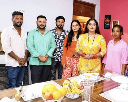 अंजना सिंह, विष्णु मौर्य, साहिल सिद्दीकी, पल्लवी सिंह, प्रोड्यूसर विद्या मौर्य, डायरेक्टर चंदन सिंह की 11 में से तीसरी फिल्म ‘घर के रौनक’ की शूटिंग शुरू